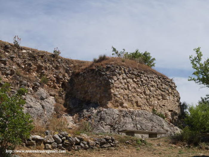 DETALLE DE UN CUBO CUADRADO Y LIENZO DE MURALLA